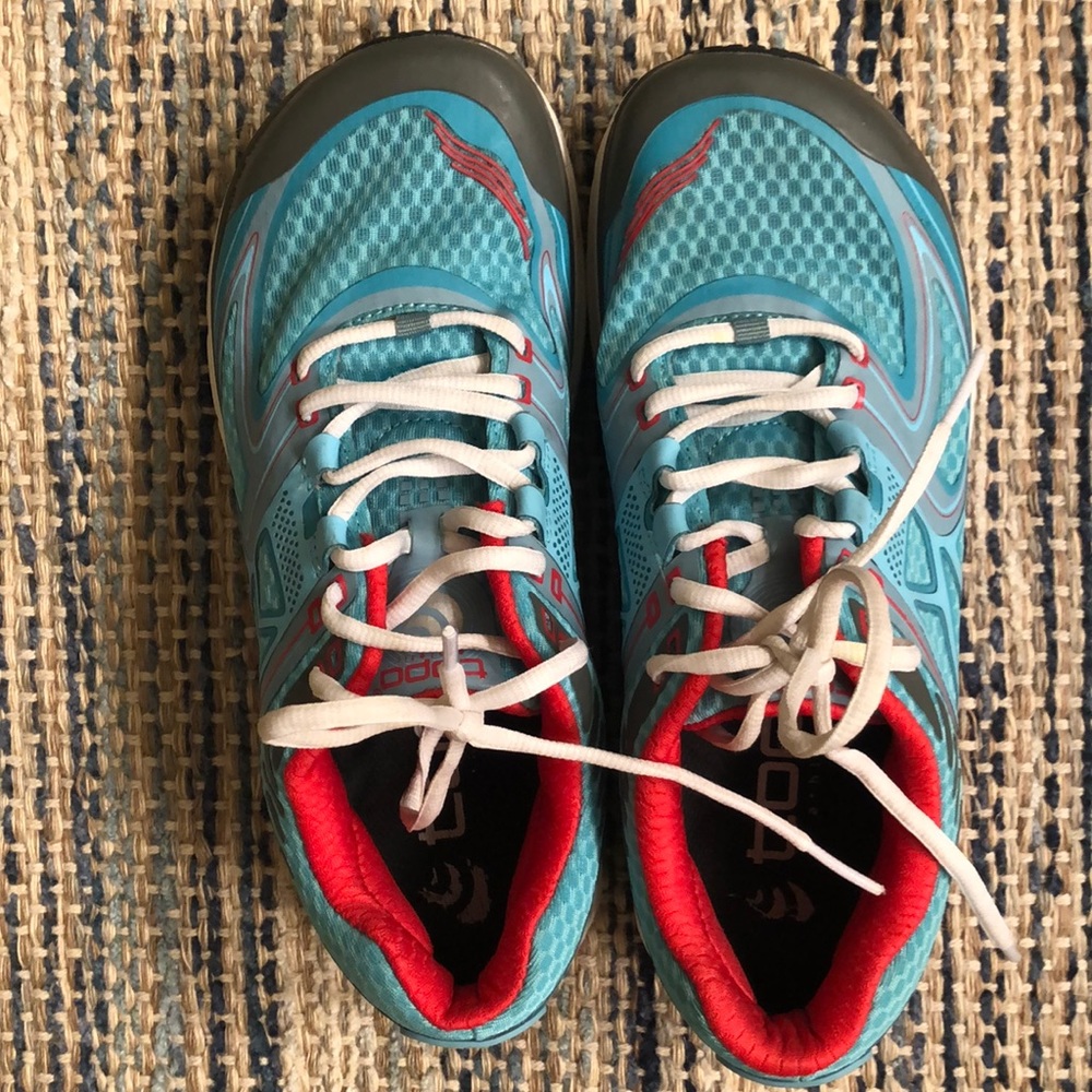 Topo Sneakers size 6.5